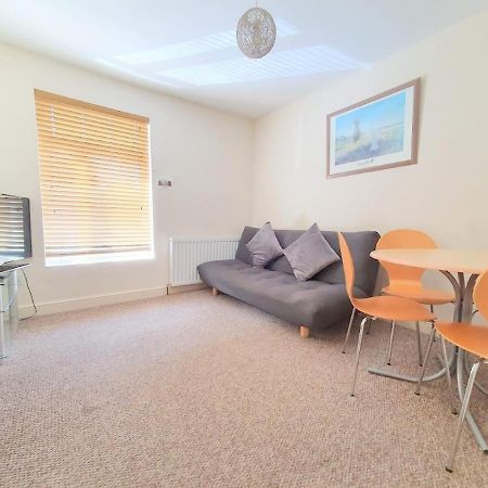Bassett Flat With 2 Bedrooms And Superfast Wi-Fi 시팅본 외부 사진